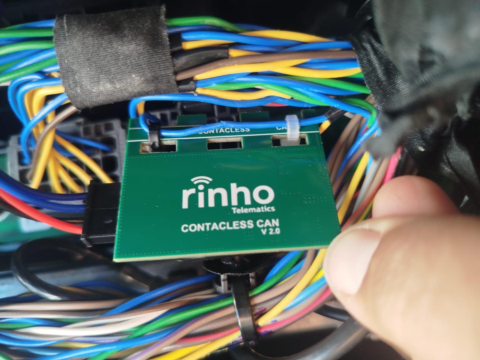 Lector CAN inductivo fijado con precintos sobre el mazo de cables del vehículo - CANBUS contactless Teltonika Queclink