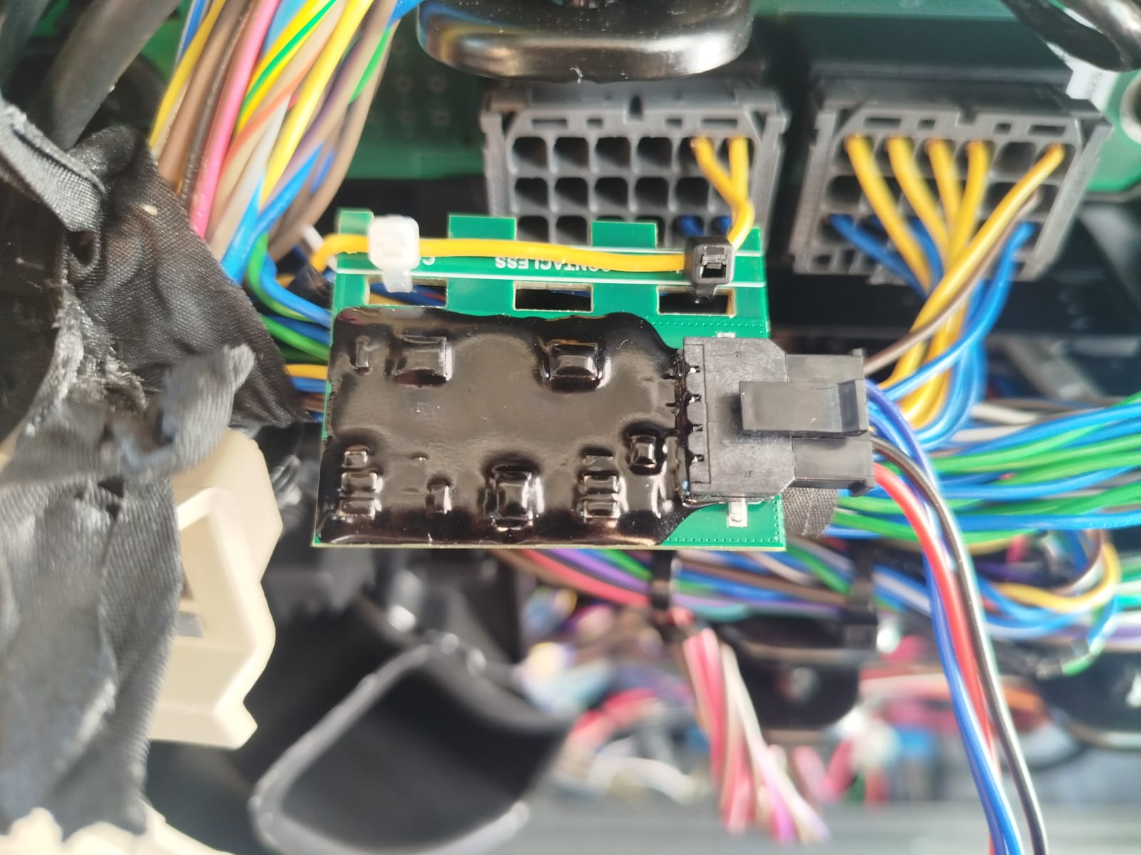 Módulo contactless CAN montado en arnés eléctrico sin cortar cables