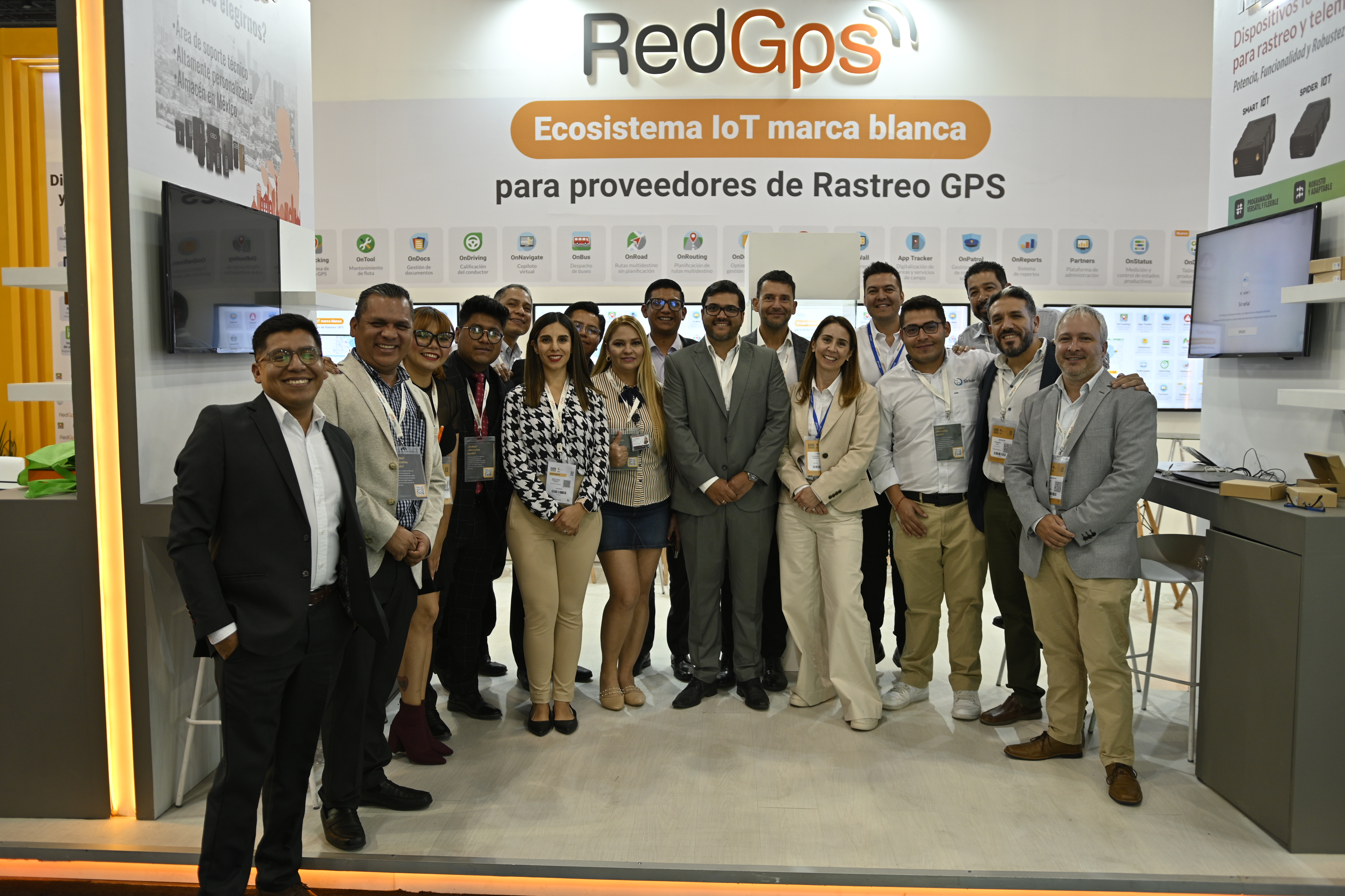 Equipo Rinho Telematics presentando soluciones IoT en la expo