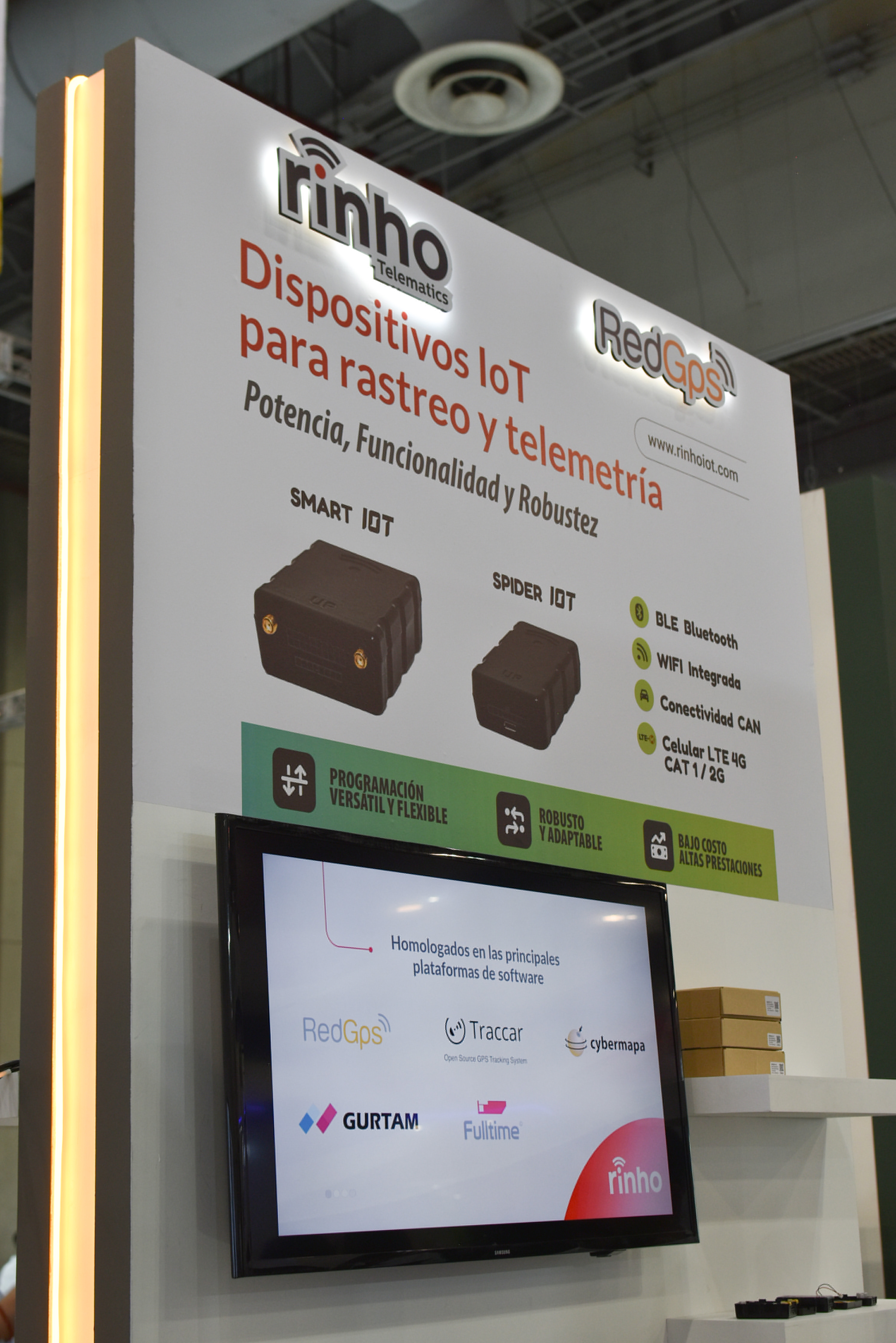 Stand RedGPS Telematics Hub con demostraciones de productos Rinho